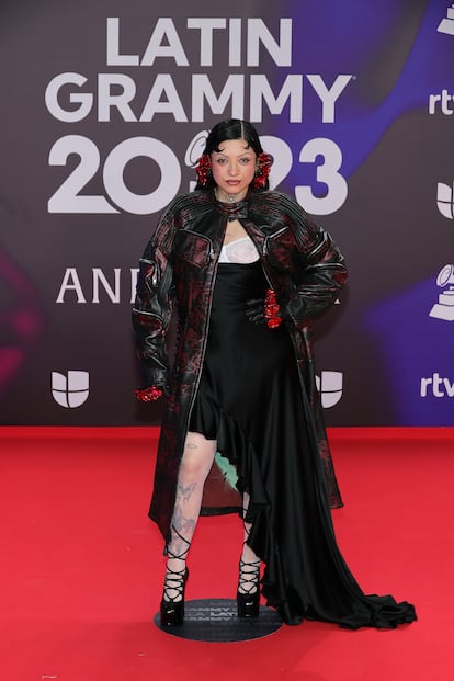 La cantante Mon Laferte se decant por un 'look' muy andaluz firmado por Bimba y Lola en colaboracin con Palomo Spain.