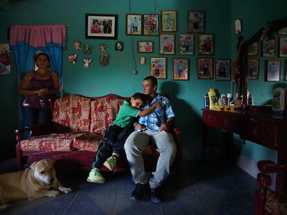 Alirio y su familia, vecinos de Yarumal, participan en el estudio que investiga el árbol genealógico local con una mutación genética que causa la enfermedad de Alzheimer de aparición temprana.