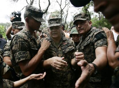 El general Romeo Vásquez (centro), durante una manifestación contra Zelaya en junio.