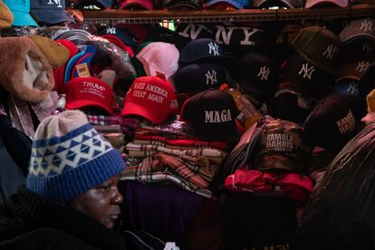 Mercancía en apoyo a Trump y J.D. Vance es vendida en las calles de Nueva York, el 5 de noviembre de 2024.