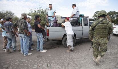 Miembros del Ej&eacute;rcito mexicano inspeccionan veh&iacute;culos en la carretera de Apatzing&aacute;n a Aguililla (Michoac&aacute;n) el 24 de enero.