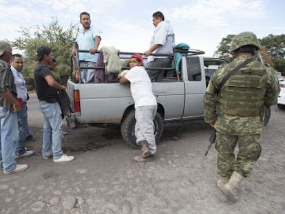 Miembros del Ej&eacute;rcito mexicano inspeccionan veh&iacute;culos en la carretera de Apatzing&aacute;n a Aguililla (Michoac&aacute;n) el 24 de enero.
