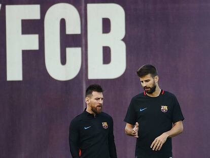 El delantero argentino Leo Messi y el defensa Gerard Piqué durante el entrenamiento en la ciudad deportiva Joan Gamper de Sant Joan Despí (Barcelona).