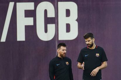 El delantero argentino Leo Messi y el defensa Gerard Piqué durante el entrenamiento en la ciudad deportiva Joan Gamper de Sant Joan Despí (Barcelona).