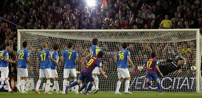 Messi marca de falta su primer gol.