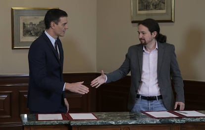 Pedro Sánchez y Pablo Iglesias, tras la firma del acuerdo en noviembre.
