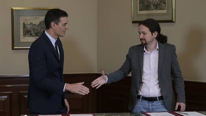 Pedro Sánchez (l) and Pablo Iglesias after signing their preliminary coalition deal in November.