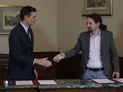 Pedro Sánchez (l) and Pablo Iglesias after signing their preliminary coalition deal in November.