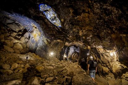 Una parte del atractivo de la visita a la Mina Rica de Pilar de Jaravia en Pulpí, reside en ver las catedrales subterráneas que alcanzan hasta los 40 metros de altura o la indumentaria de aquella época que todavía se conserva en el interior de la explotación minera.