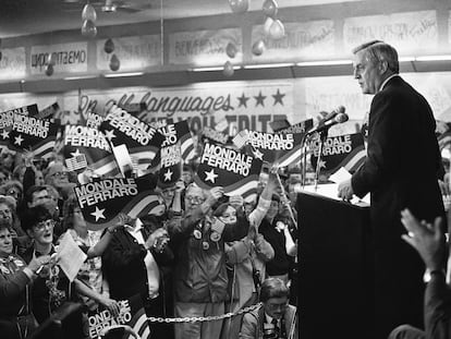 El candidato Mondale da un discurso de campaña en octubre de 1984.