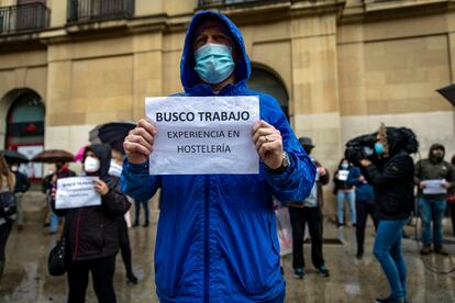 Manifestación de hosteleros por las nuevas medidas restrictivas en Navarra, este martes en Pamplona.