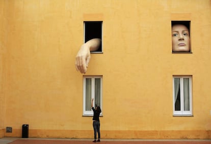 Sevilla, España, 10 de abril de 2103. Una mujer saca una foto de la instalación 'Alicia', de la artista española Cristina Lucas, en la Centro de Arte Contemporáneo de Andalucía, en Sevilla.