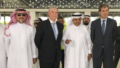 Desde la izquierda, Bashr Al Malic, consejero delegado de Saudi Railways Company (SAR); Jorge Segrelles, presidente del consorcio español; Al Rumaih, presidente de SAR y de Saudi Railways Organization (SRO), y Juan Alfaro, presidente de Renfe, el pasado 9 de mayo, en Medina.