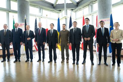 Zelenski (en el centro) posa con los líderes del G-7 este domingo en Hiroshima (Japón).  