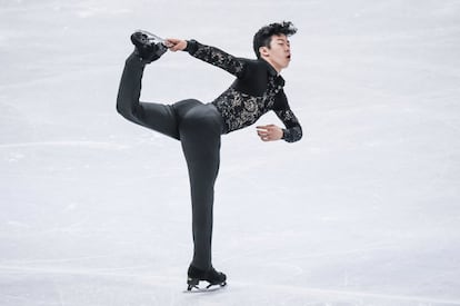 El estadounidense Nathan Chen, debutante en el Mundial, realiza una pirueta.