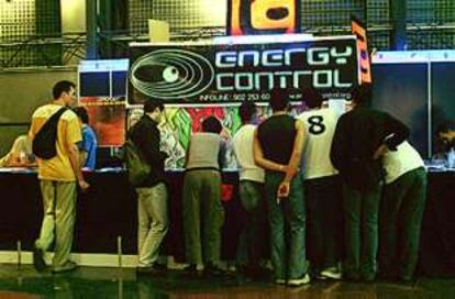 Jóvenes que acudían en la madrugada del viernes al puesto de información sobre drogas de Energy Control dentro del festival Sónar, en Barcelona.
Un aviso contra una pastilla fraudulenta encontrada el jueves en Sónar.