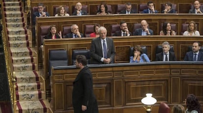 Rufián pasa por delante del ministro Borrell tras ser expulsado por Pastor.