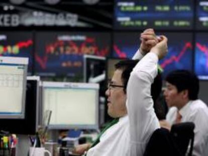 Un inversor surcoreano trabaja junto a varias pantallas en una oficina del banco surcoreano Exchange Bank, en Corea del Sur. EFE/Archivo