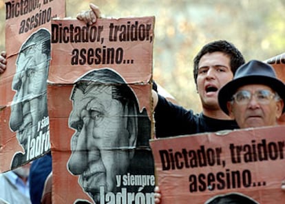 Manifestantes contra Pinochet frente al Palacio de Justicia de Santiago.