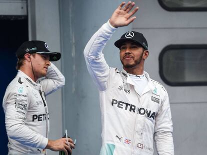 Hamilton celebra la pole frente a Rosberg.