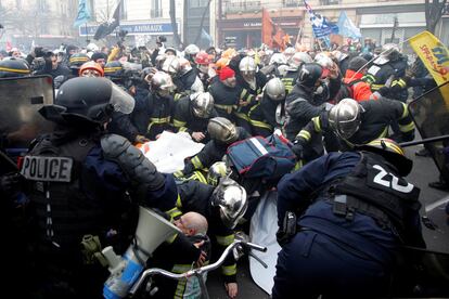 Los bomberos franceses se enfrentan a la policía antidisturbios francesa, mientras se manifiestan contra las condiciones de trabajo, en París (Francia), el 28 de enero.