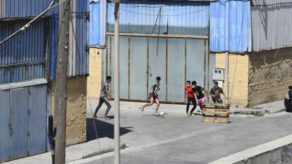 Varios menores acogidos en las naves de El Tarajal juegan al fútbol, el pasado miércoles, en Ceuta (España).