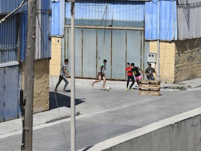 Un grupo de niños llegados a Ceuta juega al fútbol en el polígono donde están acogidos, el pasado 2 de junio.