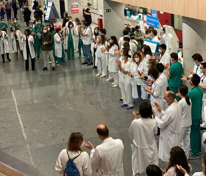 Médicos se concentran en el hospital Doce de Octubre para protestar por las oposiciones masivas, en una foto cedida por ellos.