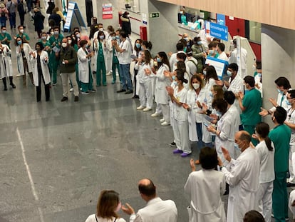 Médicos se concentran en el hospital Doce de Octubre para protestar por las oposiciones masivas, en una foto cedida por ellos.