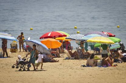 Turistas en la playa de Mazagón (Huelva)