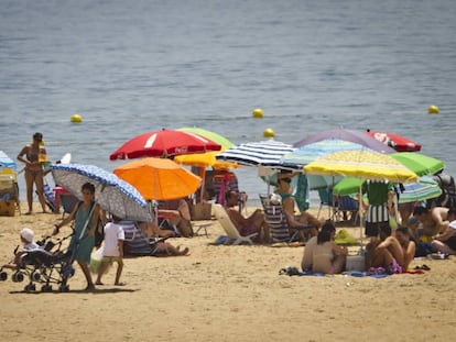 Turistas en la playa de Mazagón (Huelva)