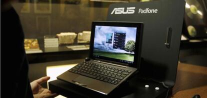 La nueva Padfone de Asus presentada durante la Conferencia de prensa en el Congreso Mundial móvil en Barcelona