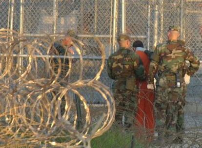 Un detenido vuelve a su celda en la base naval de Guantánamo Bay, en Cuba.