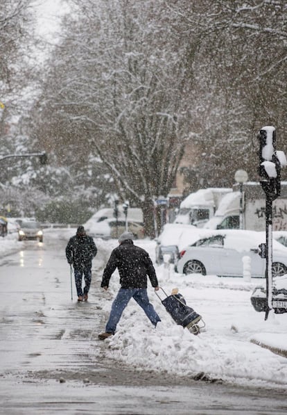 Aceras cuibertas por la nieve en Vitoria, este sábado.