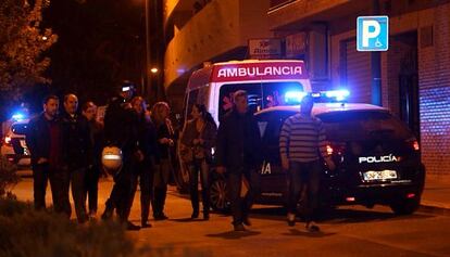 Agentes de policía y vecinos a la puerta del edificio donde vivía la pareja, en la calle Enric Valor de Paterna.