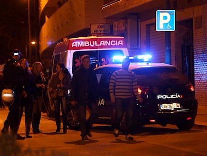 Agentes de polic&iacute;a y vecinos a la puerta del edificio donde viv&iacute;a la pareja, en la calle Enric Valor de Paterna.