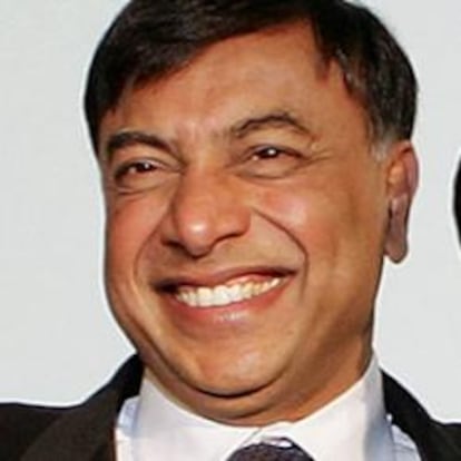 Lakshmi Mittal y su hijo Aditya, presidente y director financiero de ArcelorMittal, respectivamente