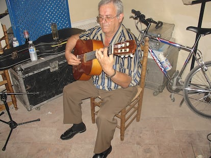 El guitarrista Juan Muñoz 'El Tomate' durante un ensayo en 2005.