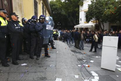 Agentes del Cuerpo Nacional de Policía y Policía Local situados en la puerta del Ayuntamiento de Jerez frente a los manifestantes.