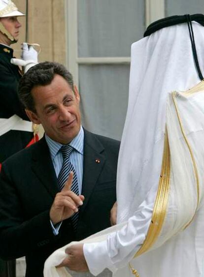 Nikolas Sarkozy y el emir de Qatar, Sheikh Hamad bin Khalifa al Thani, en El Elíseo.