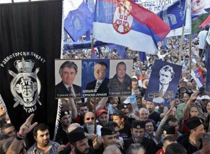 Nacionalistas serbios protestan por la entrega de Karadzic, con su foto y las de otros criminales de guerra como Mladic, ayer en Belgrado.