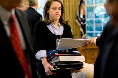 Katie Johnson recoge varios documentos después de una reunión en el Despacho Oval preparatoria para la visita del primer ministro israelí Benjamin Netanyahu en mayo de 2009 (Fotografía: Casa Blanca).