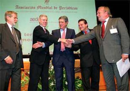 De izquierda a derecha, Timothy Balding, director general de la WAN; Roger Parkinson, presidente de la WAN; Alfonso de Salas, presidente de la AEDE; Manuel Montero, rector de la UPV, y Francisco Pinto Balsemao.