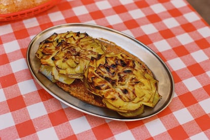 Plato de alcachofas a la brasa con salsa romescu en el Café Bar Verónicas.