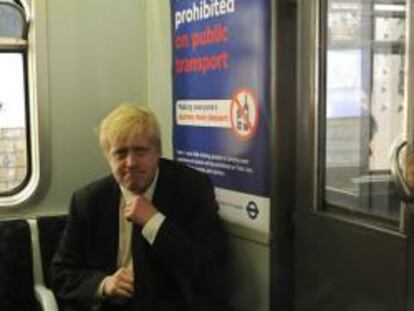 El alcalde de Londres Boris Johnson en el metro de la capital
