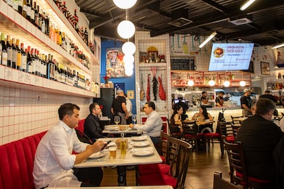 Comensales al interior de la taberna.