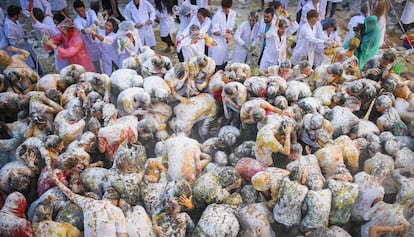 Novatada en la Facultad de Medicina de la Universidad de Granada, por la celebración del día de su patrón, San Lucas, en la que los veteranos someten a los novatos a un baño de todo tipo de alimentos antes de ir a un gran botellón.