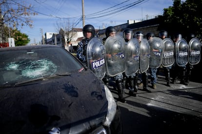 Policía antimotines durante una protesta por la muerte de Morena Domínguez, en Buenos Aires.