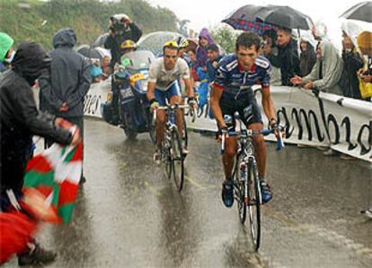 Roberto Heras en el momento en que se escapa de Aitor González en la subida del Angliru.