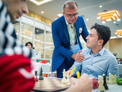 El uzbeko Vajídov es felicitado por el seleccionador, Iván Sokólov, tras lograr la victoria decisiva contra Amenia, hoy en Chennai.